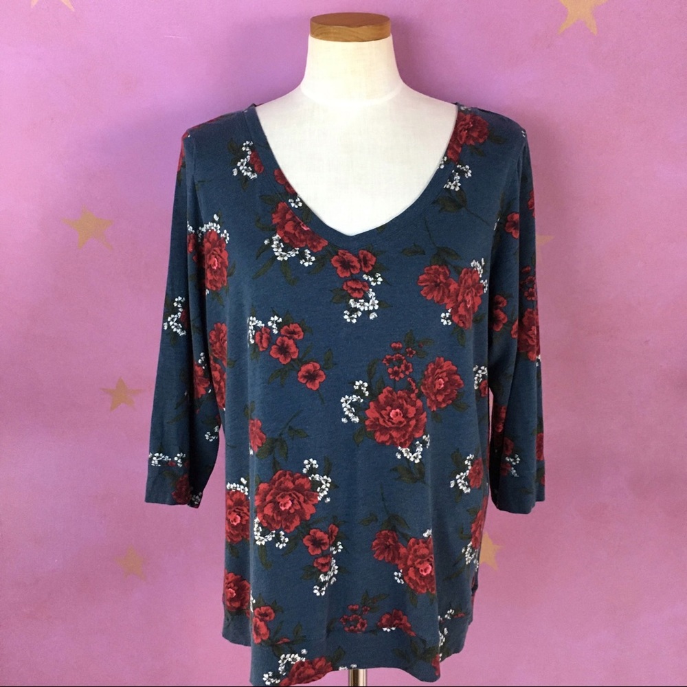 TORRID BLUE FLORAL V-NECK BANDED TEE 2 - Picture 3 of 10
